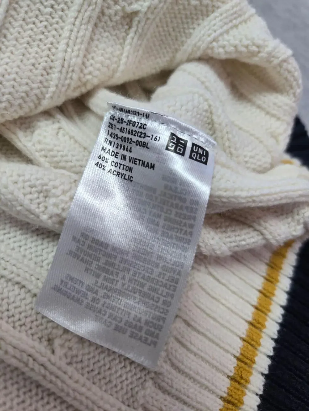 Uniqlo Sweater Vest Mens Large White Cable Knit V Neck Pullover Striped Trim